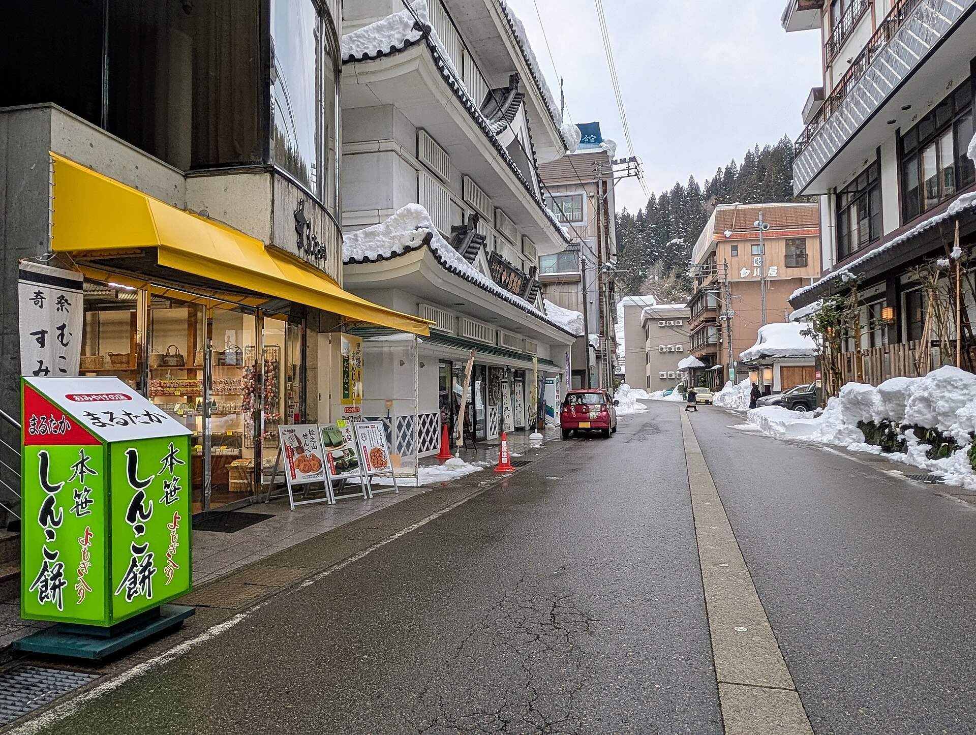 雪の残る松之山温泉の通りと旅館・土産物店