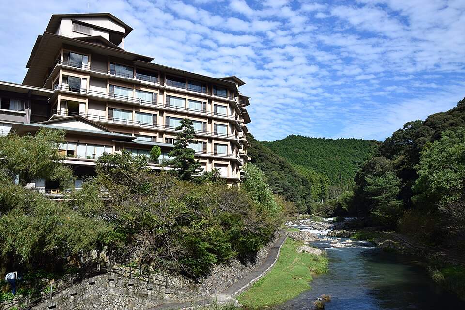 長門湯本温泉の川沿いに建つ旅館 大谷山荘
