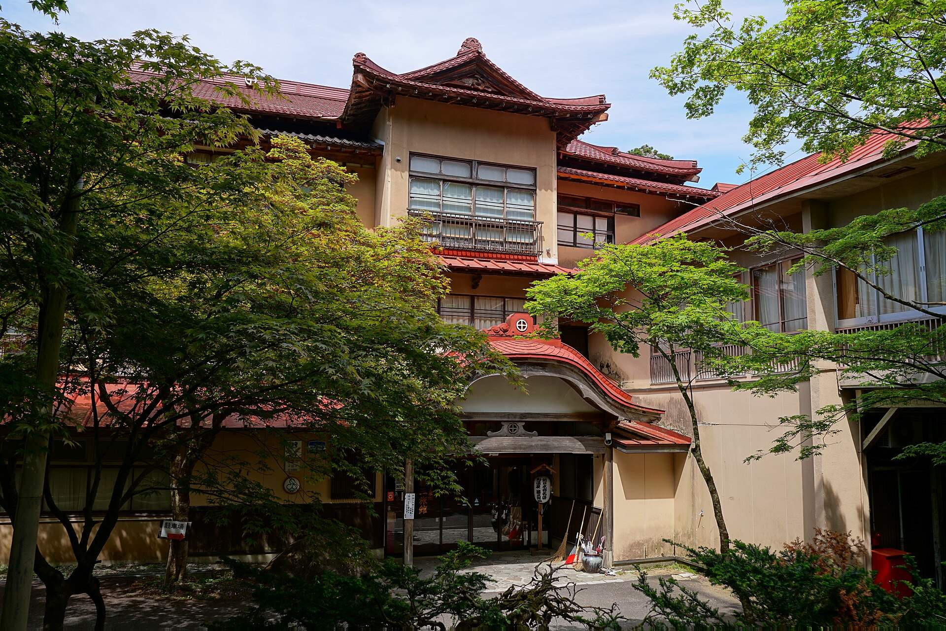 鉛温泉の木造の老舗旅館「藤三旅館」