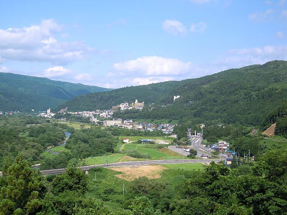 鳴子公園から見た山あいの鳴子温泉の街並み