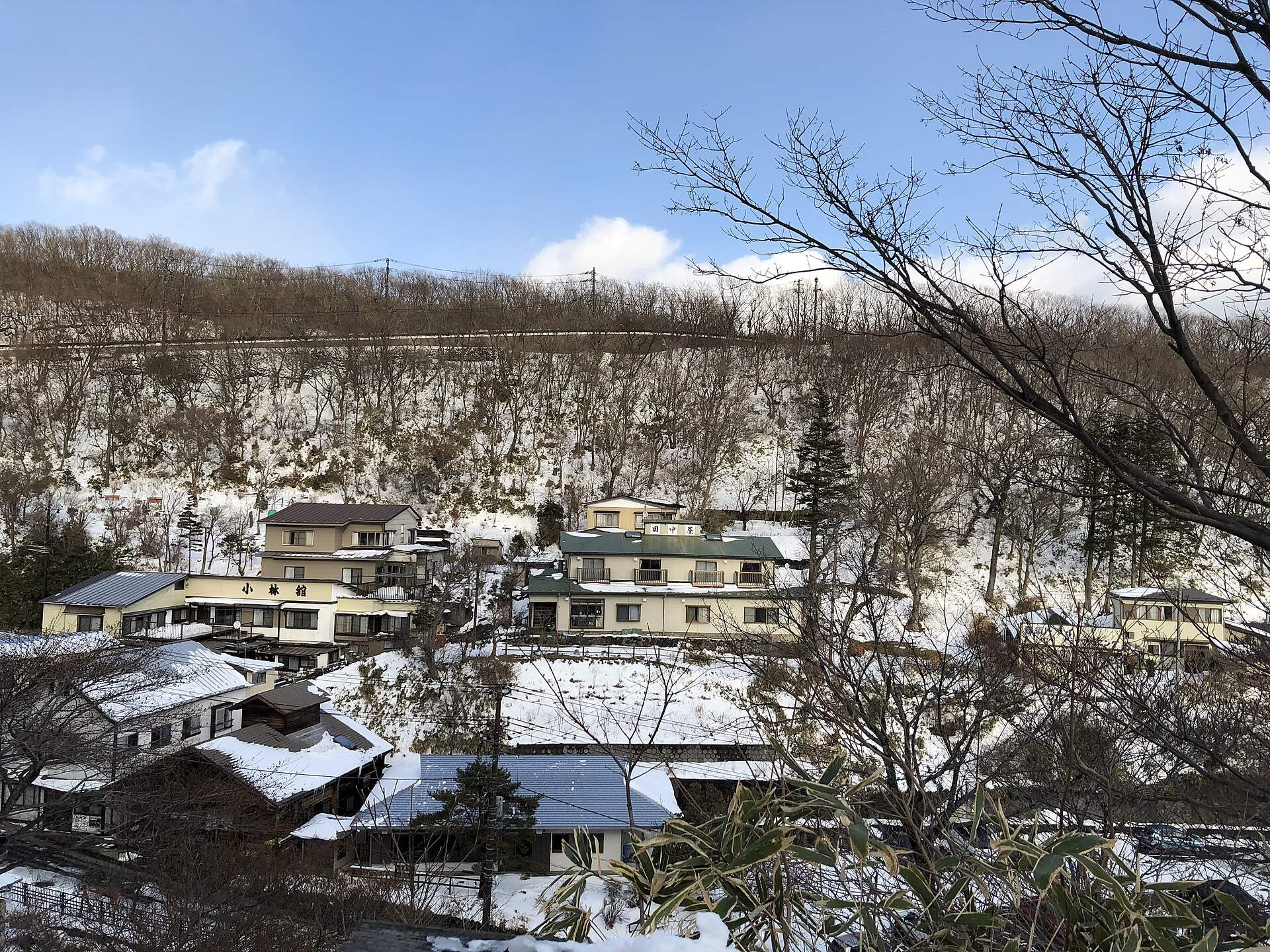 雪に包まれた那須湯本温泉の山あいの旅館