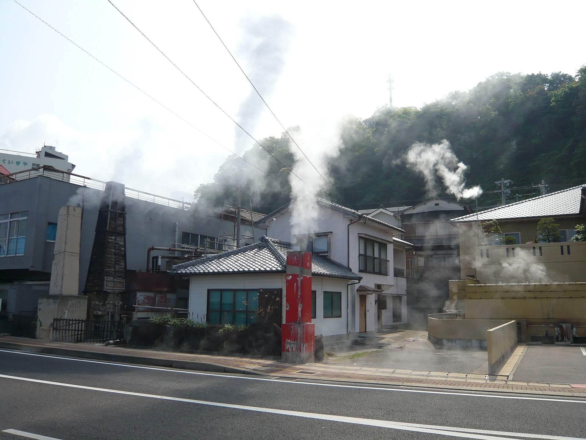町なかのあちこちから湯けむりが上がる小浜温泉