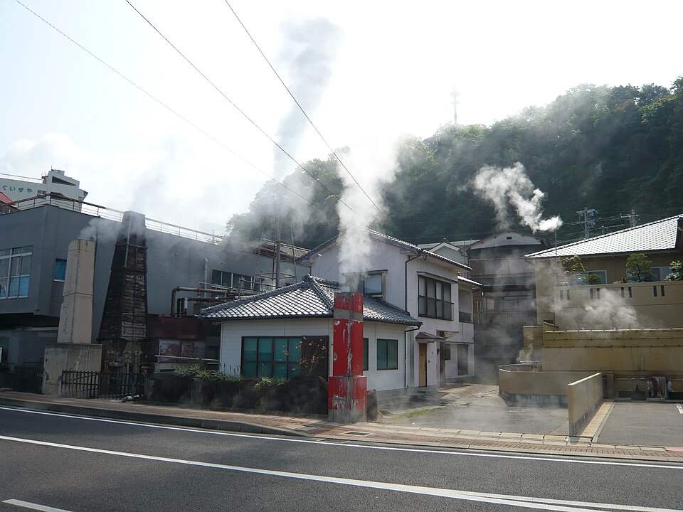 町なかのあちこちから湯けむりが上がる小浜温泉