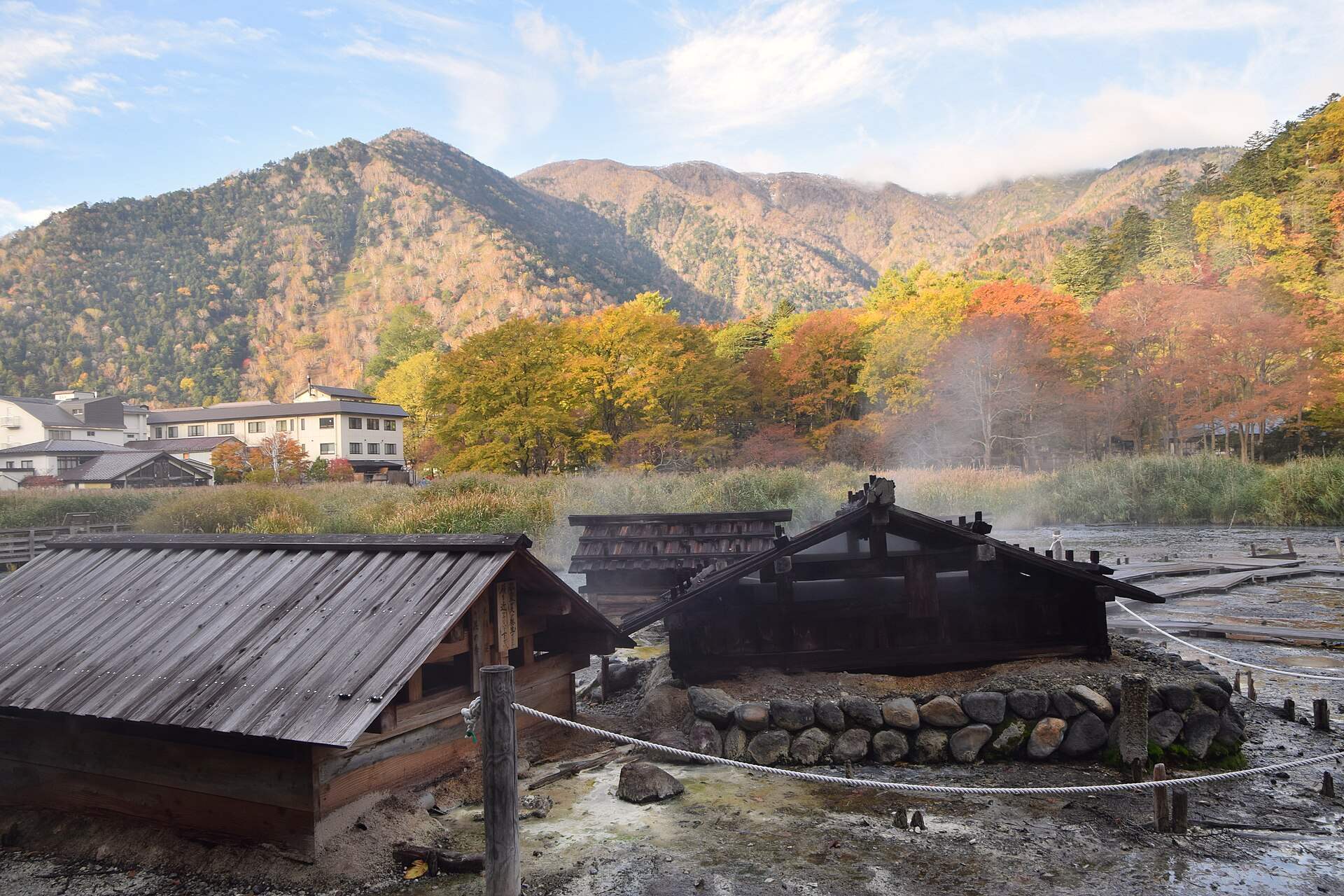 紅葉の奥日光湯元温泉の源泉地帯と源泉小屋