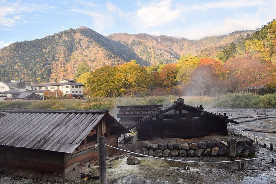 紅葉の奥日光湯元温泉の源泉地帯と源泉小屋