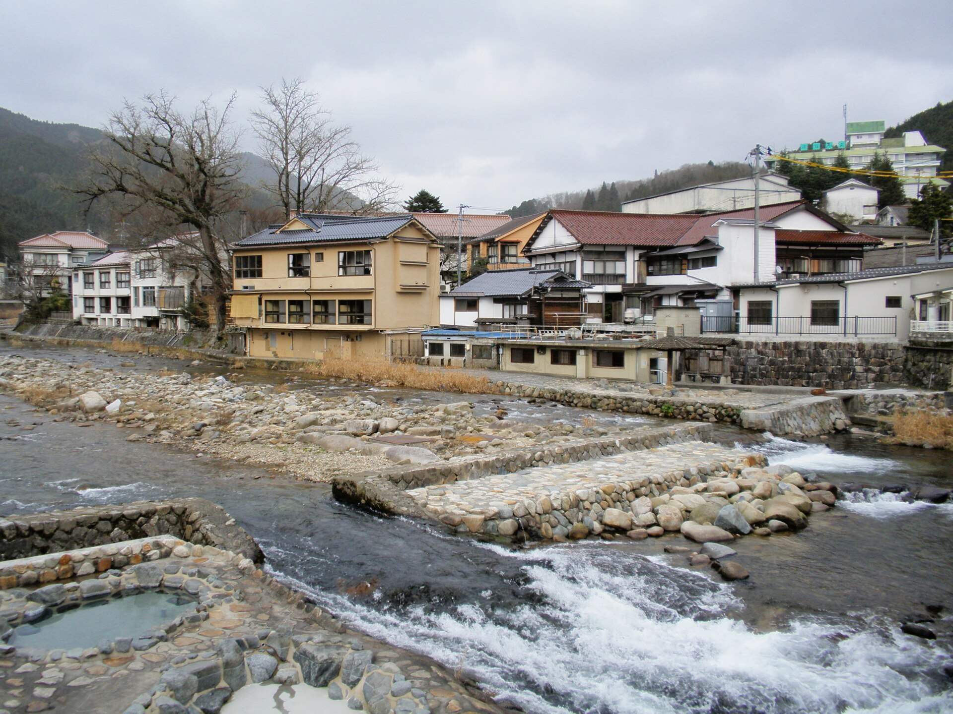 吉井川の流れと川沿いの奥津温泉の街並み