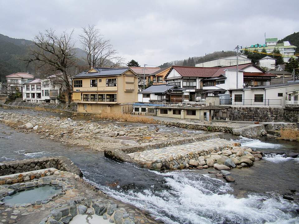 吉井川の流れと川沿いの奥津温泉の街並み