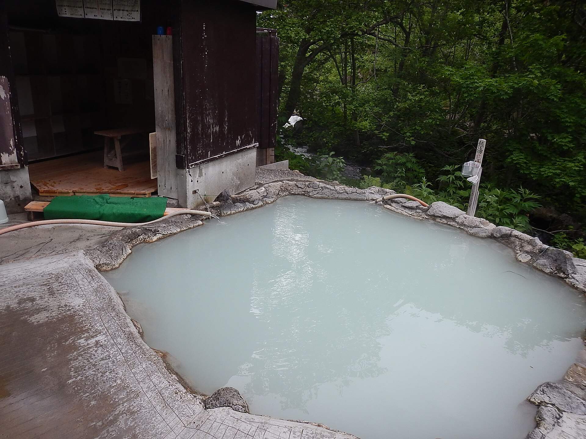 羅臼温泉の露天風呂「熊の湯」の乳白色の湯船