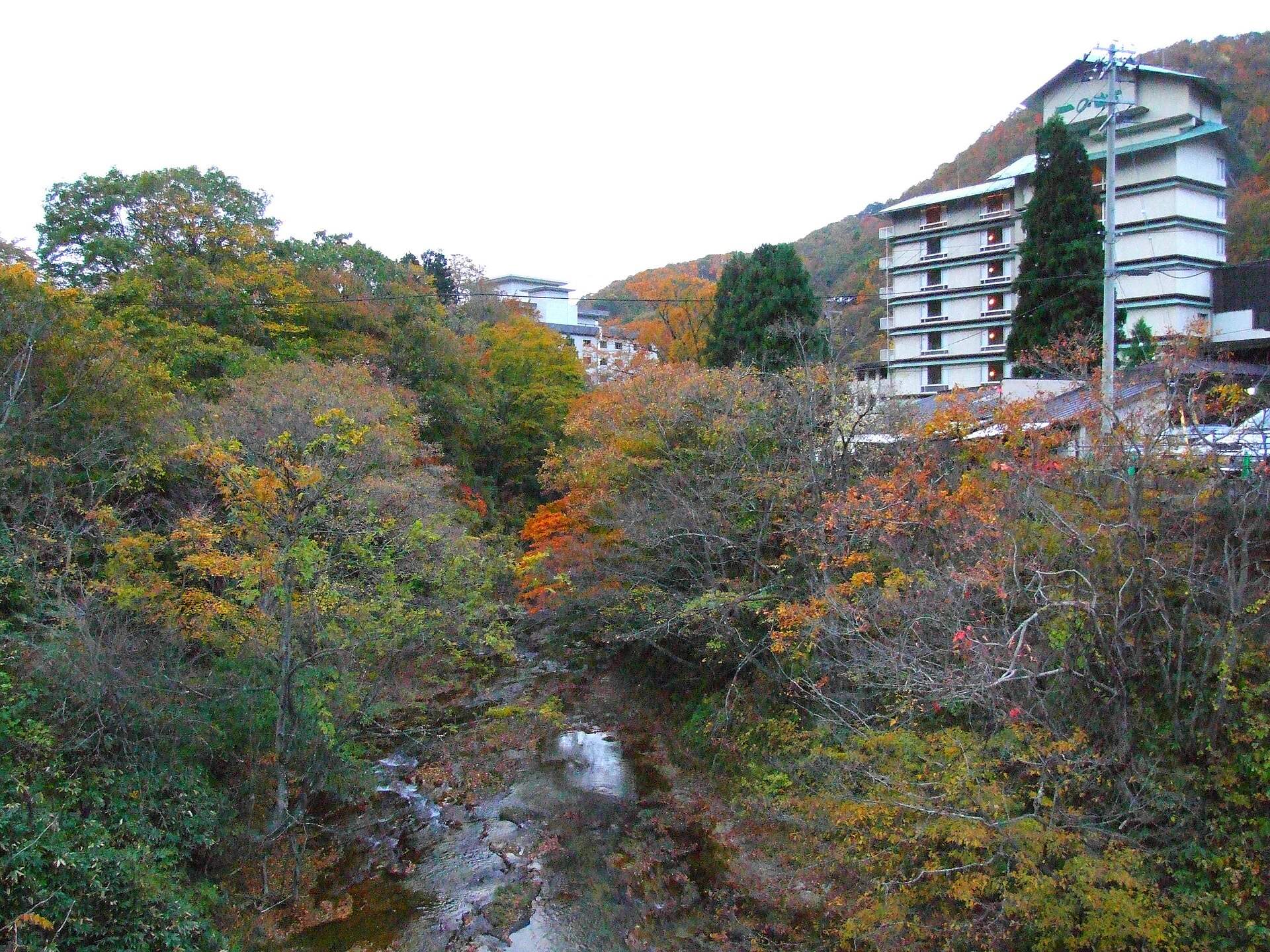 紅葉の渓谷と作並温泉のホテル