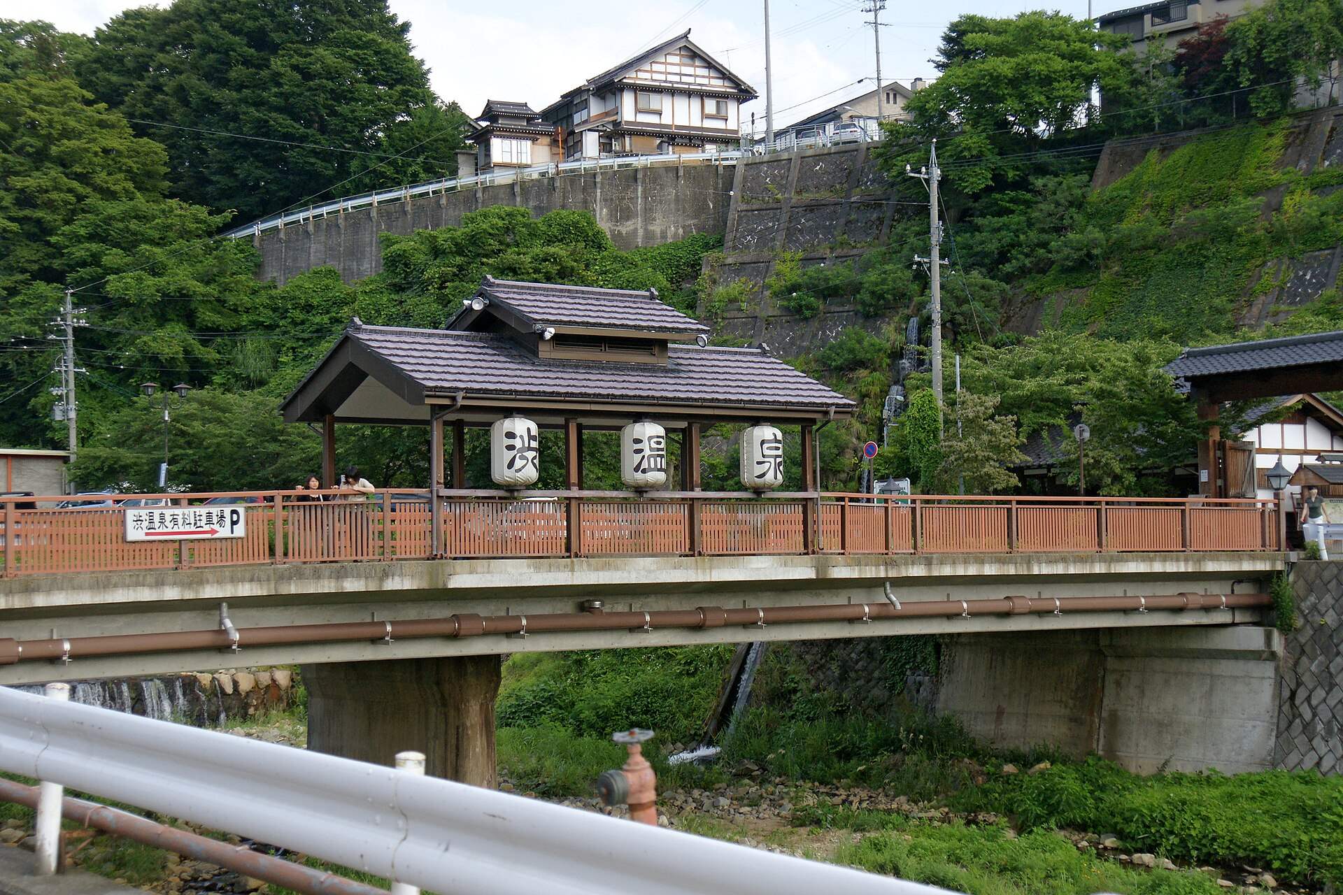 「渋温泉」の提灯を下げた橋の上のあずまやと温泉街