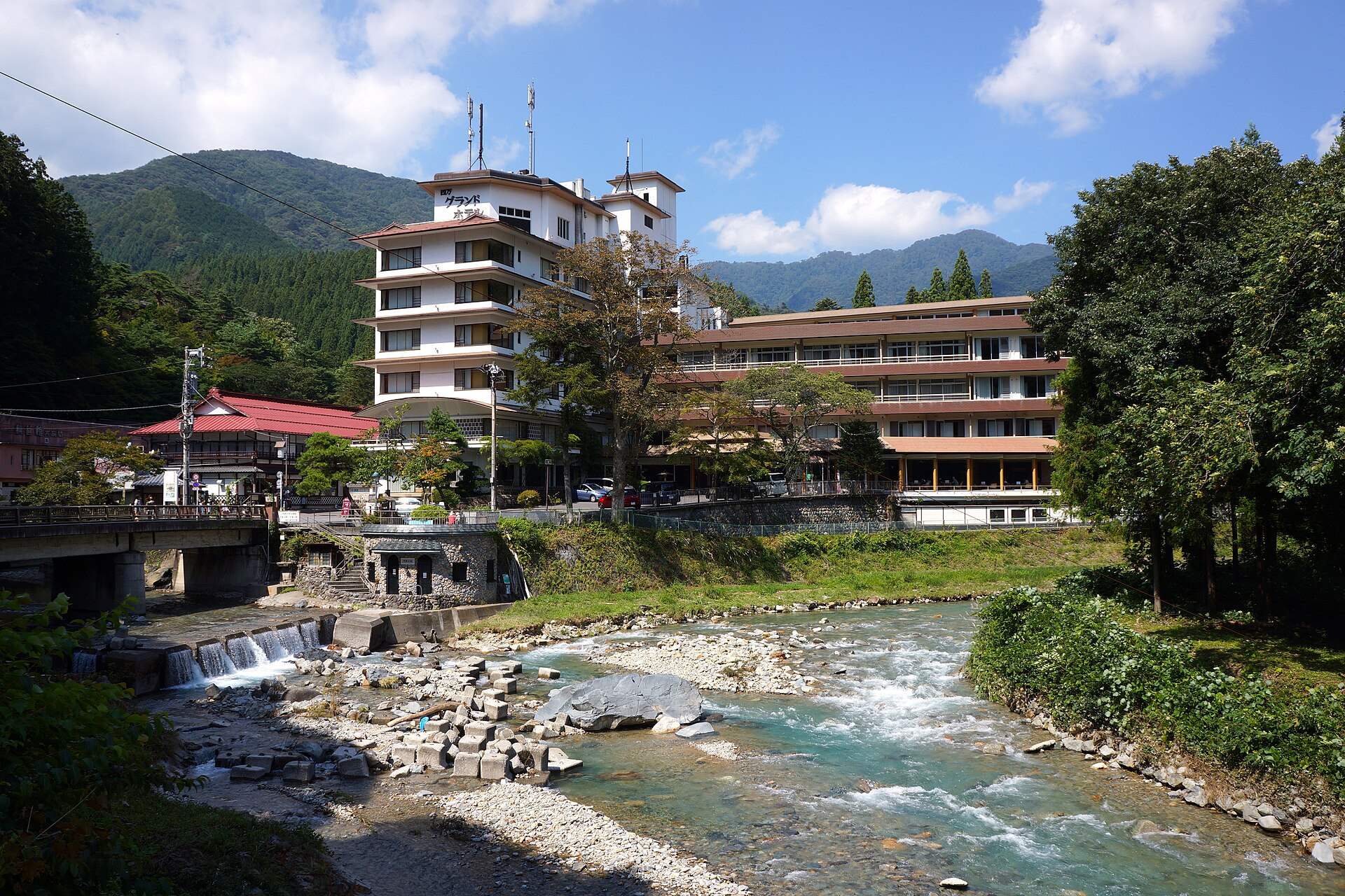 四万温泉の四万川の清流と川沿いの旅館