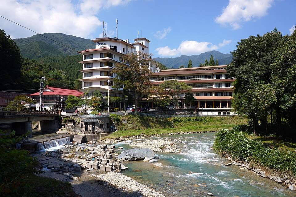 四万温泉の四万川の清流と川沿いの旅館