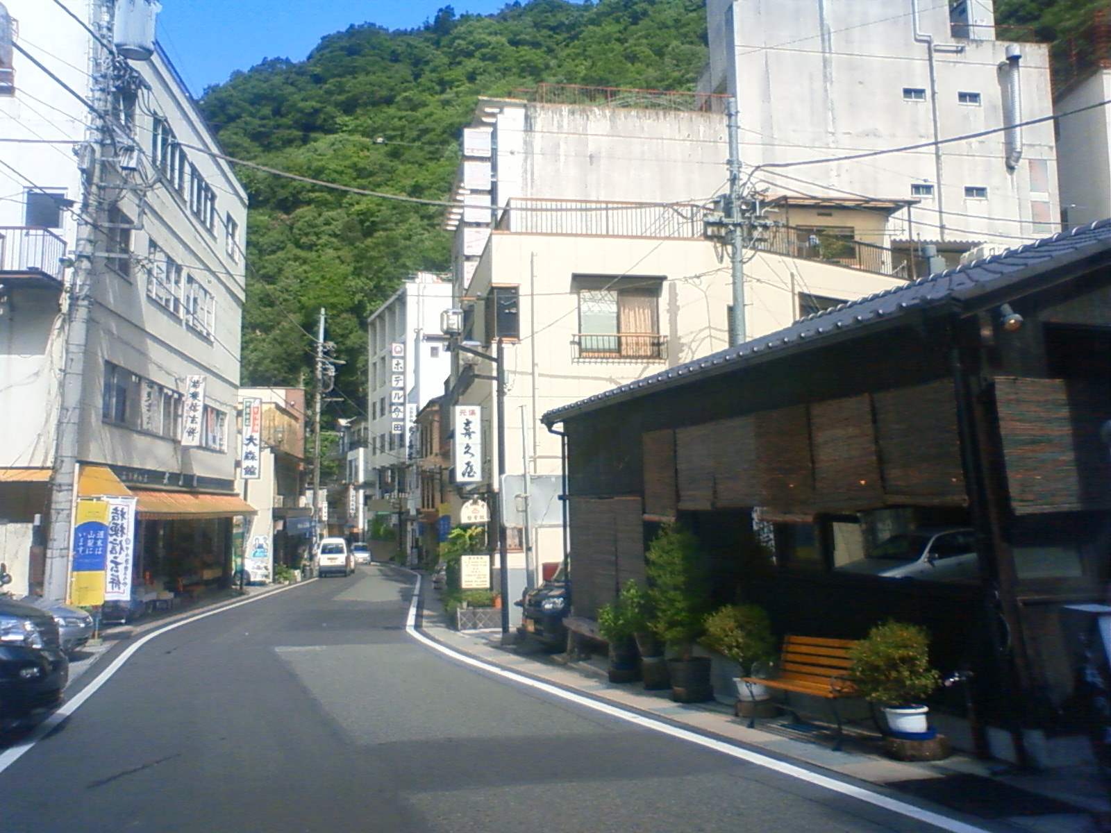 山あいの下部温泉郷の通りと旅館の看板