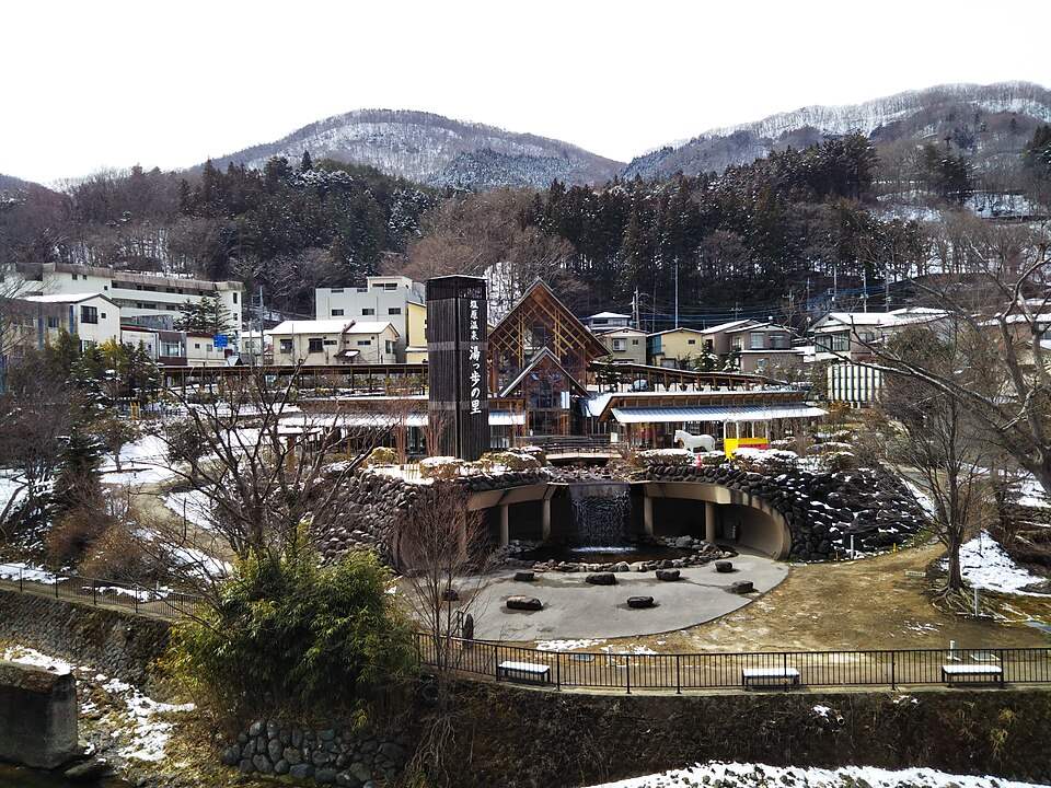 塩原温泉郷の足湯施設「湯っ歩の里」と山あいの温泉街