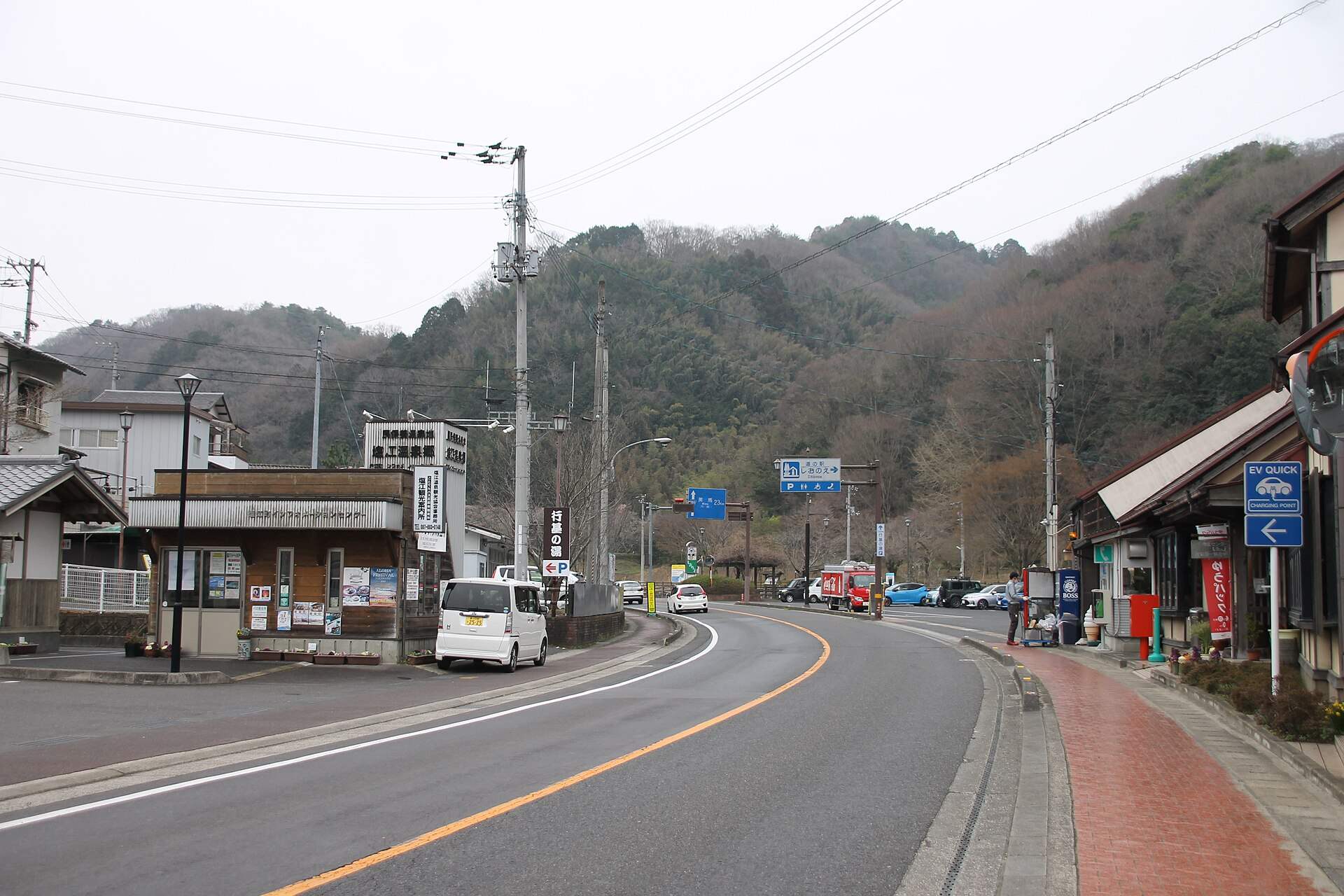 塩江温泉郷の入口付近の山あいの通り