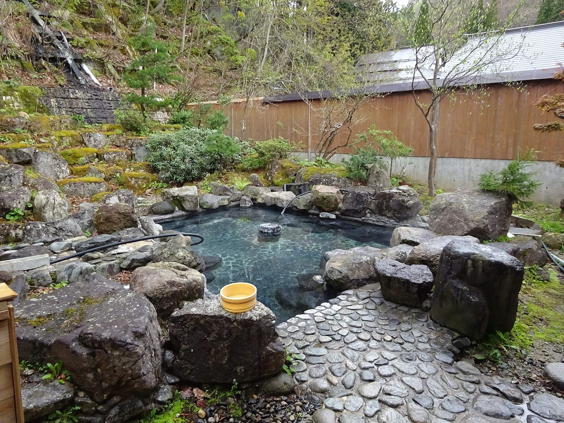 白布温泉の旅館「東屋」の岩の露天風呂