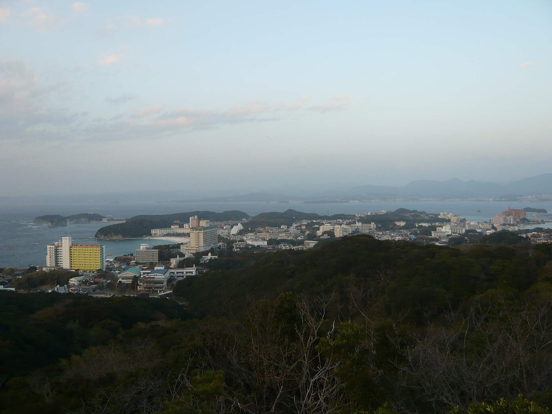 高台から見た白浜温泉の街並みと海