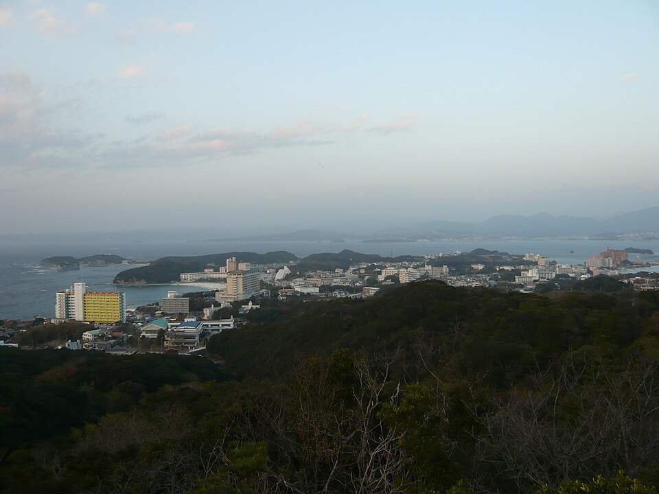 高台から見た白浜温泉の街並みと海