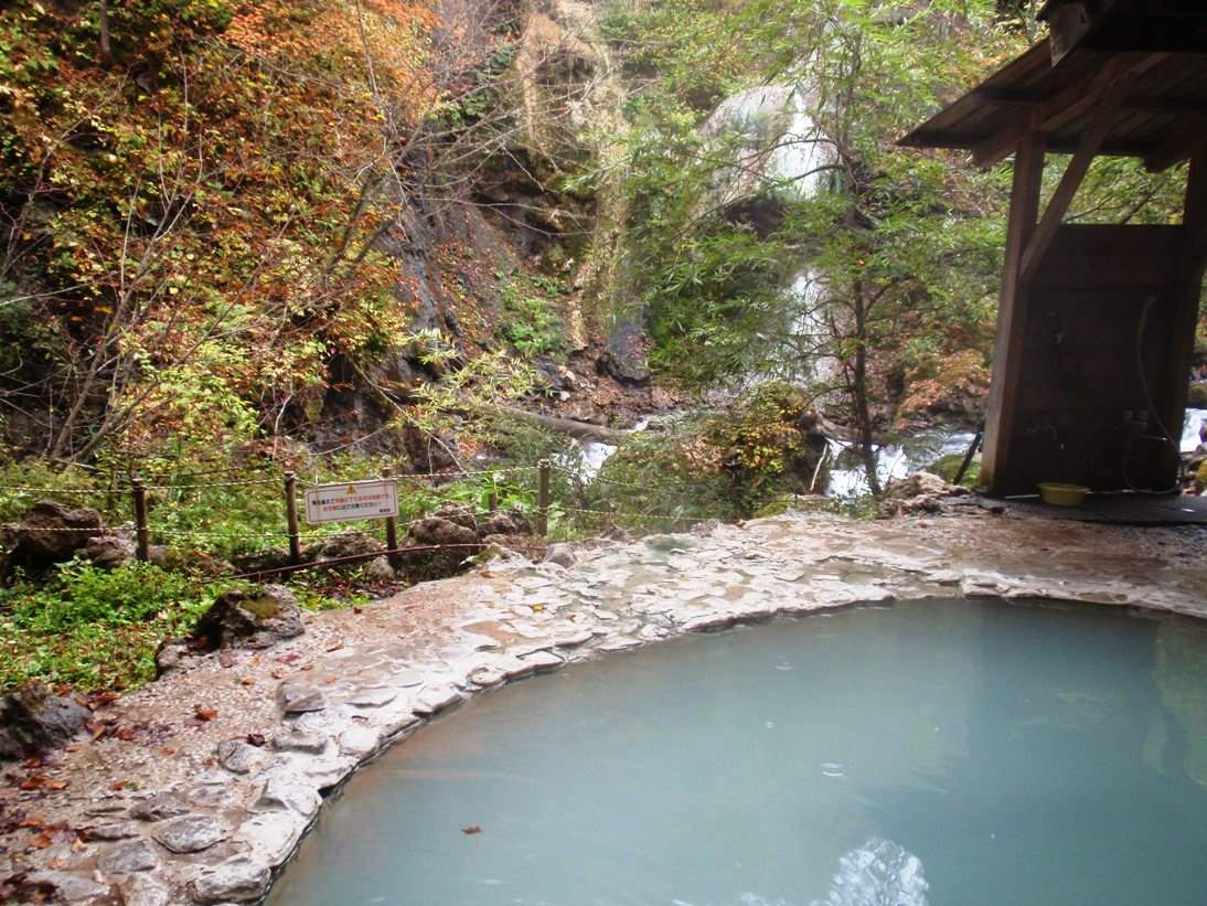 紅葉の渓谷にある白骨温泉の公共野天風呂と白濁した湯