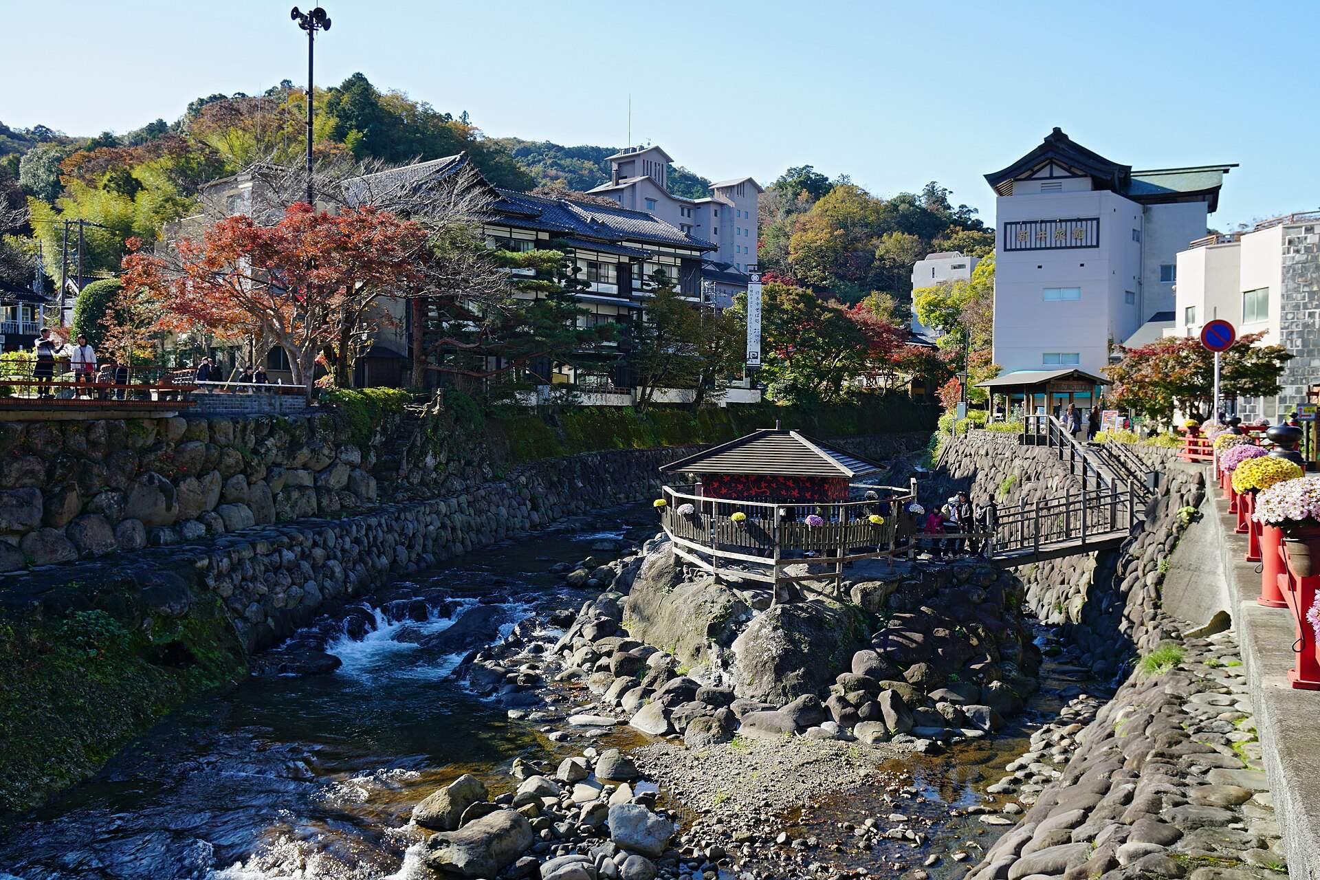 修善寺温泉の桂川と河原の独鈷の湯、紅葉の温泉街