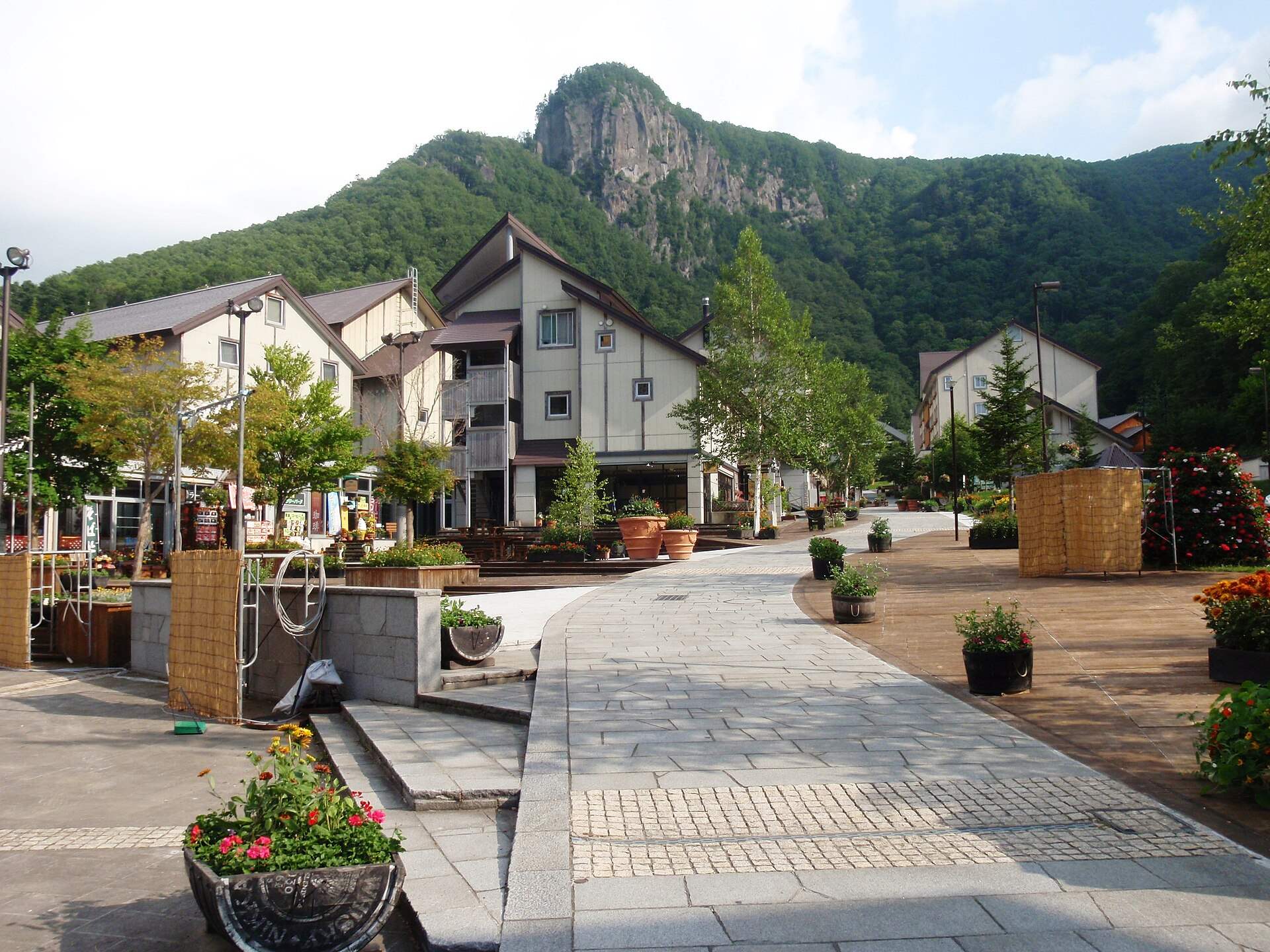 層雲峡温泉の温泉街のプロムナードと背後の岩山