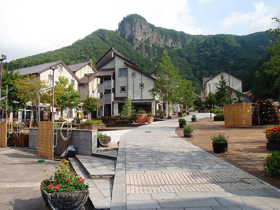 層雲峡温泉の温泉街のプロムナードと背後の岩山