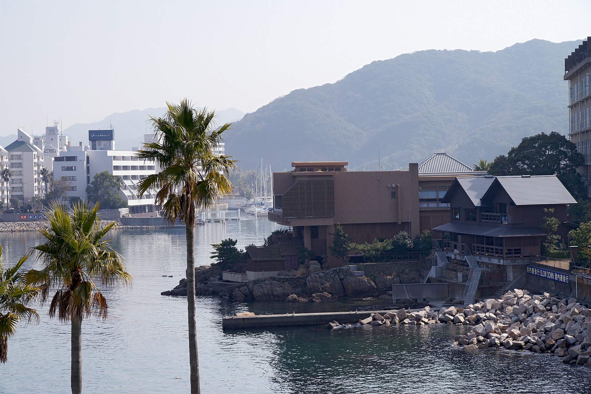 洲本温泉の海辺に並ぶホテルと旅館、ヤシの木