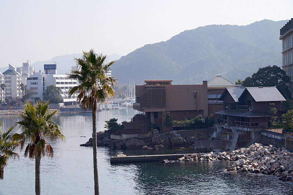 洲本温泉の海辺に並ぶホテルと旅館、ヤシの木