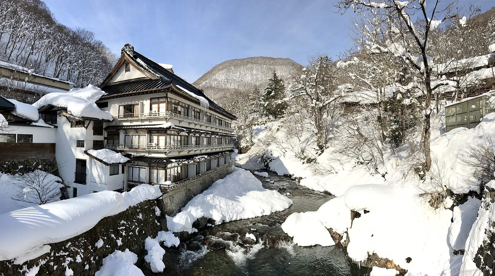 雪の宝川温泉。宝川沿いに建つ汪泉閣