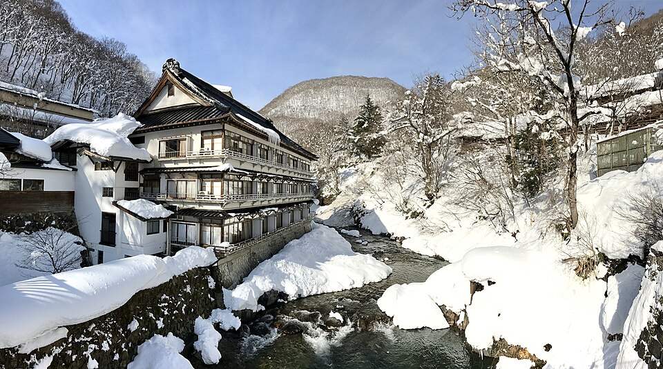 雪の宝川温泉。宝川沿いに建つ汪泉閣