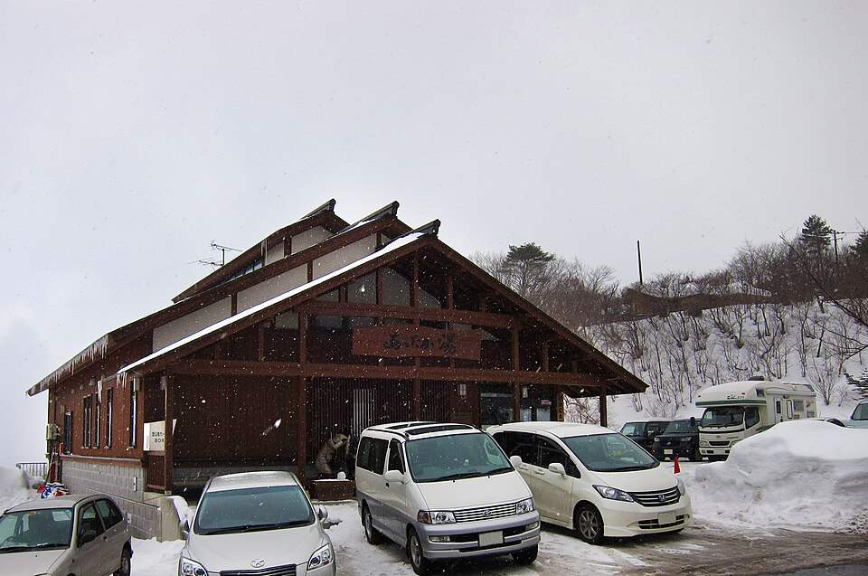 雪の高湯温泉の共同浴場「あったか湯」の外観