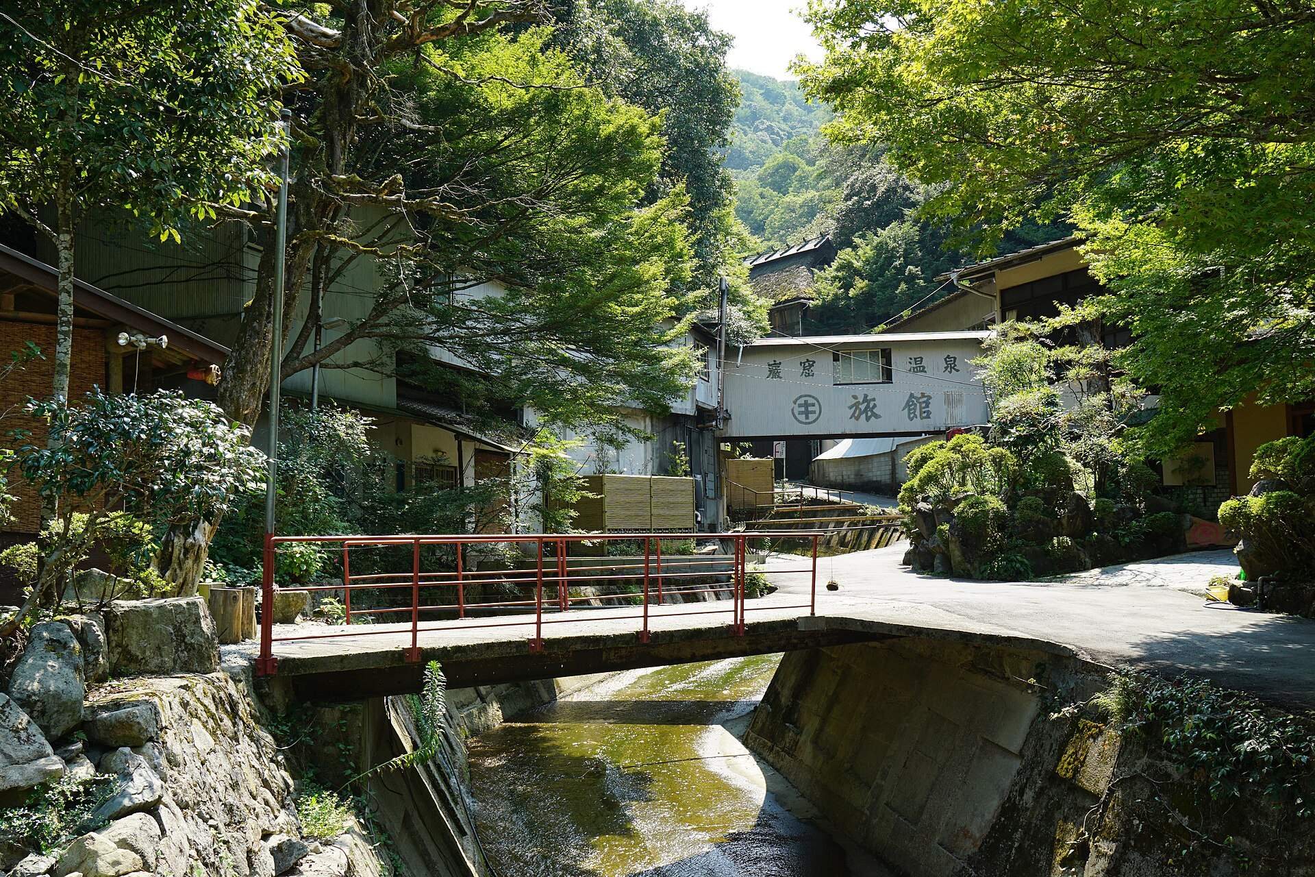 武田尾温泉の渓流に架かる赤い橋と山あいの旅館