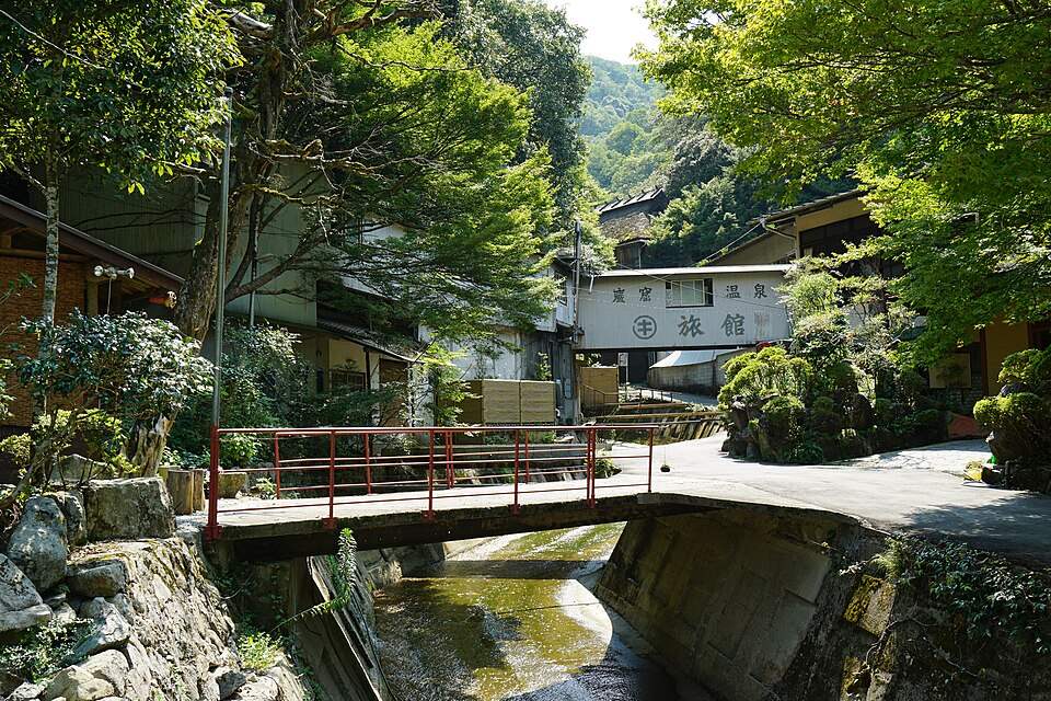 武田尾温泉の渓流に架かる赤い橋と山あいの旅館