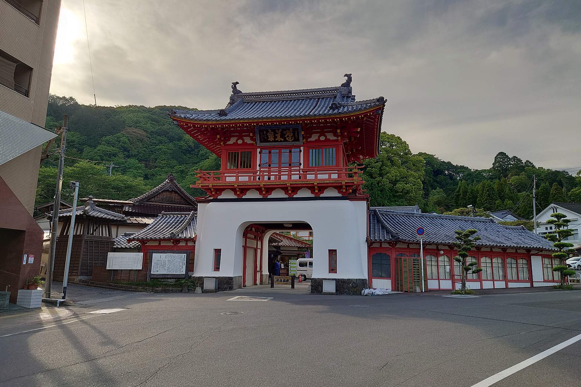 武雄温泉の朱塗りの楼門