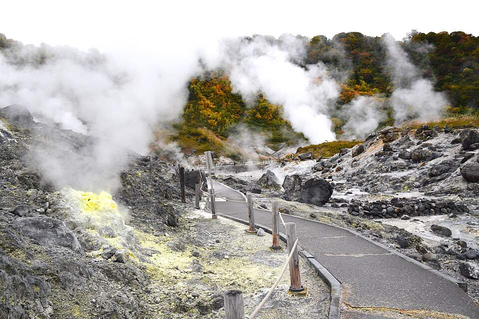 玉川温泉の噴気地帯。湯けむりと硫黄の黄色い岩の間を通る遊歩道