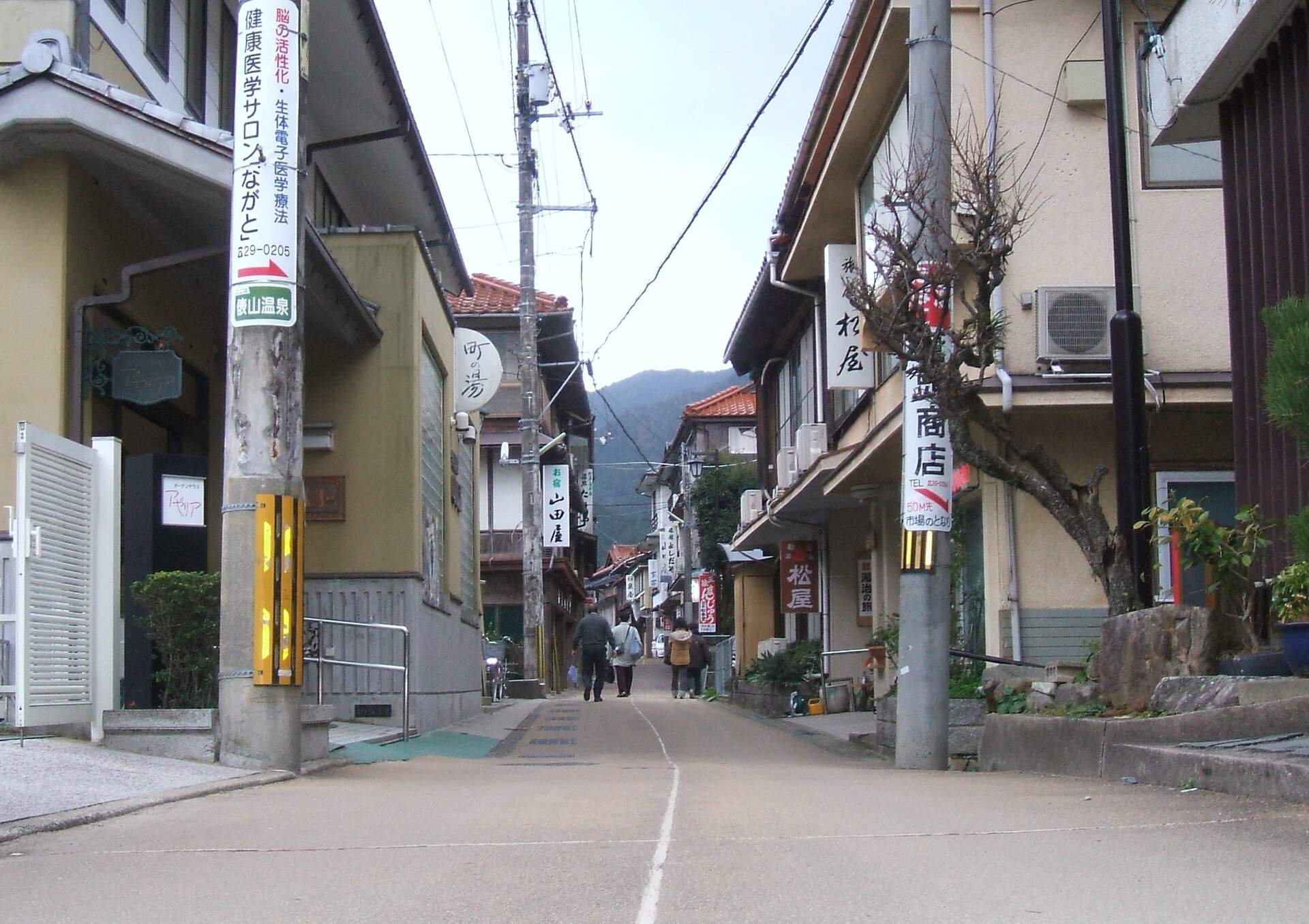 俵山温泉の細い通りに旅館や商店が並ぶ温泉街