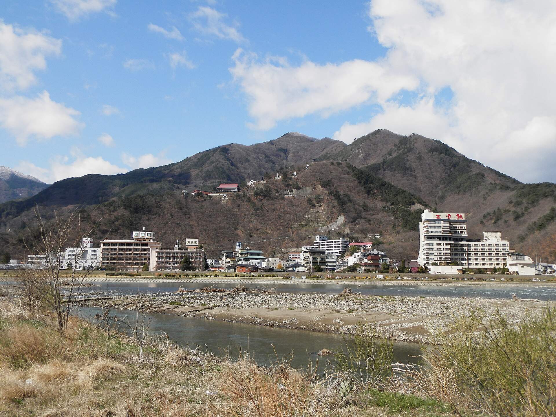 千曲川の河原から見た戸倉上山田温泉の旅館・ホテル