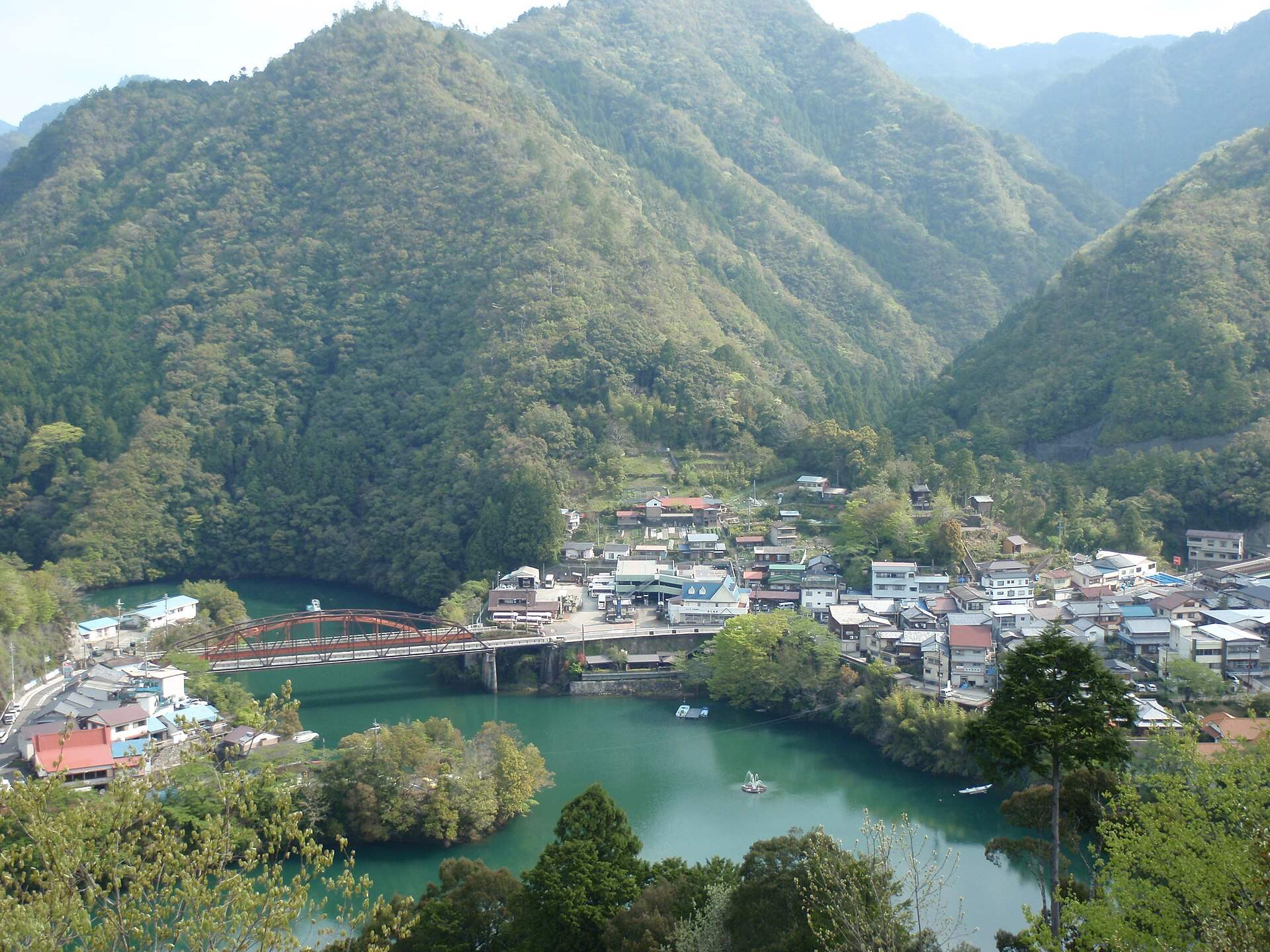 二津野ダム湖の対岸から見た十津川温泉の街と赤い橋