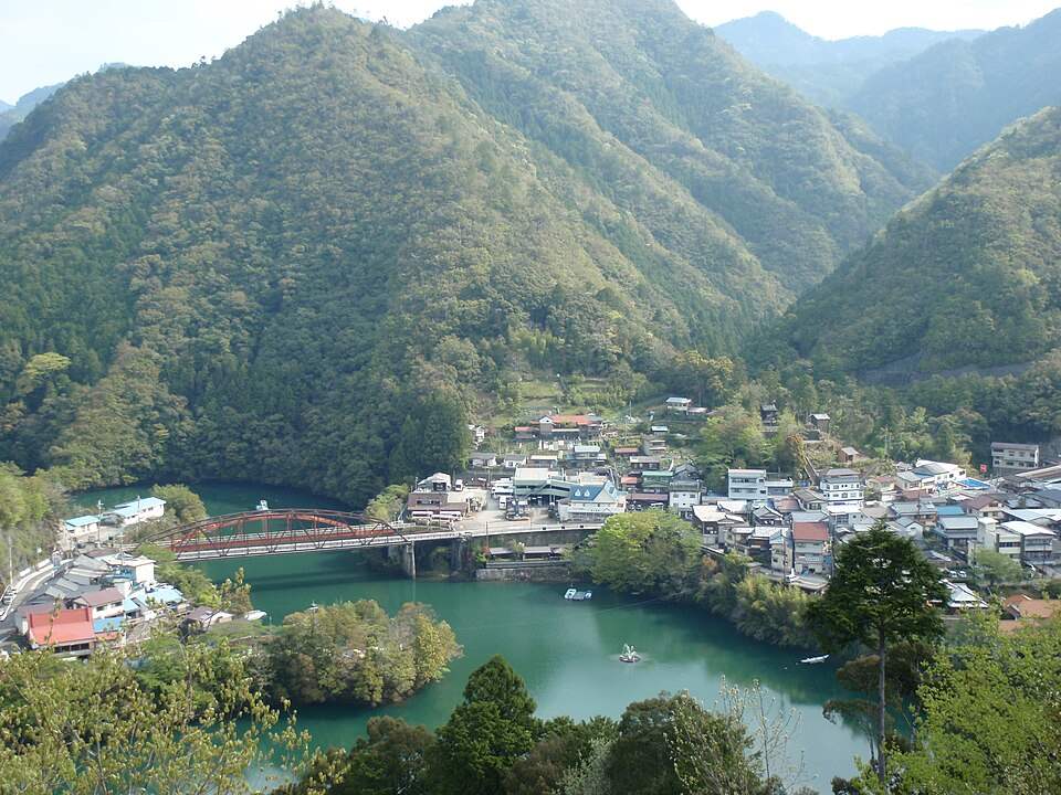 二津野ダム湖の対岸から見た十津川温泉の街と赤い橋
