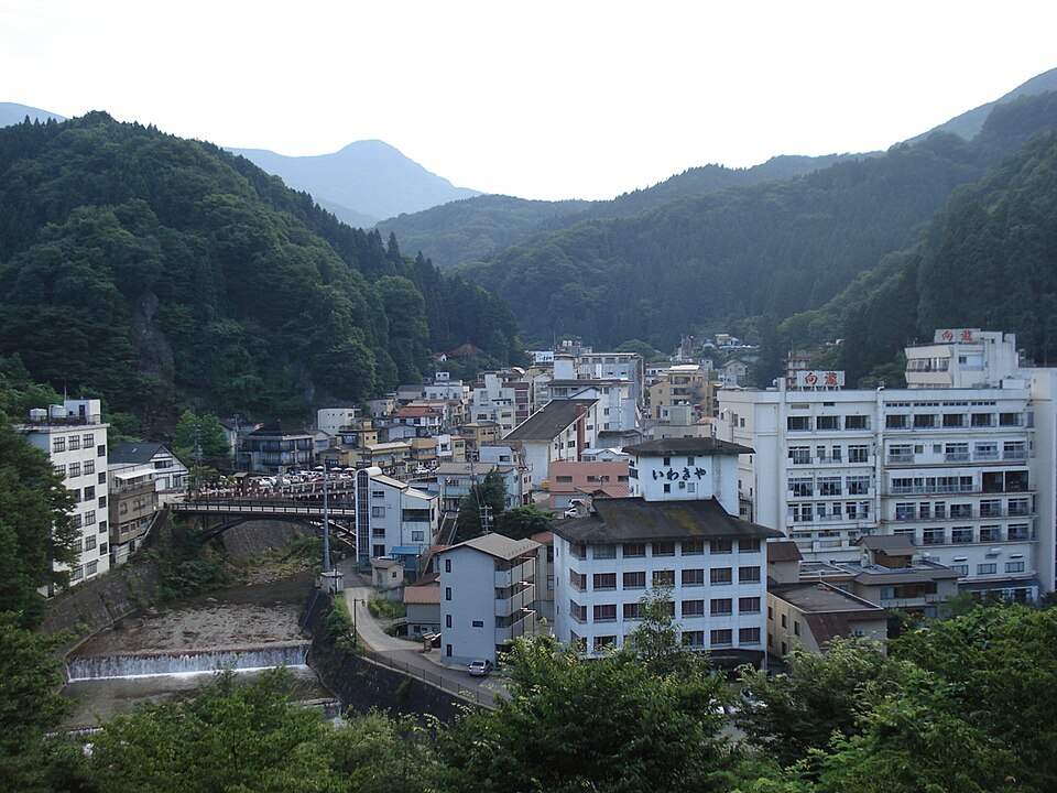 山あいの川沿いに旅館が並ぶ土湯温泉の遠景
