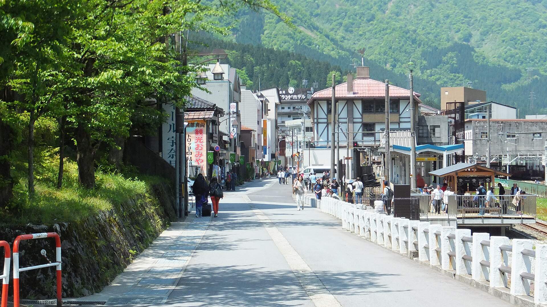 山に囲まれた宇奈月温泉の温泉街の通り