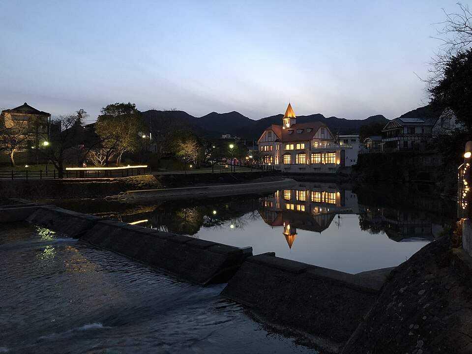 夕暮れの嬉野温泉。川面に映るシーボルトの湯