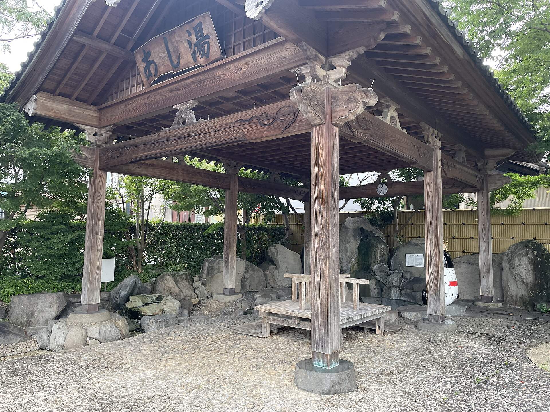 山鹿温泉の木造の屋根の下の足湯