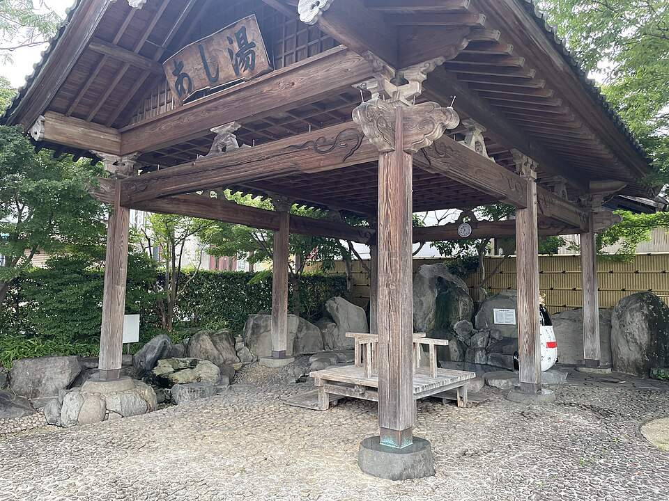 山鹿温泉の木造の屋根の下の足湯