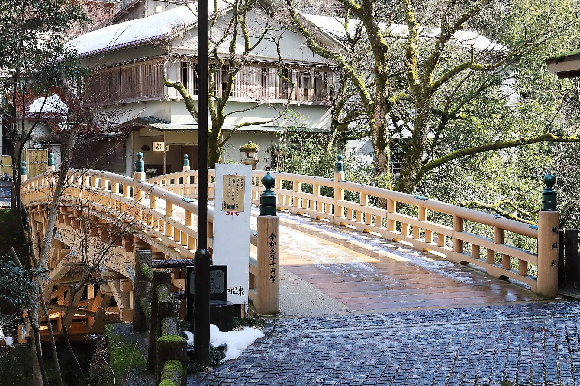 山中温泉の鶴仙渓にかかる木造の「こおろぎ橋」