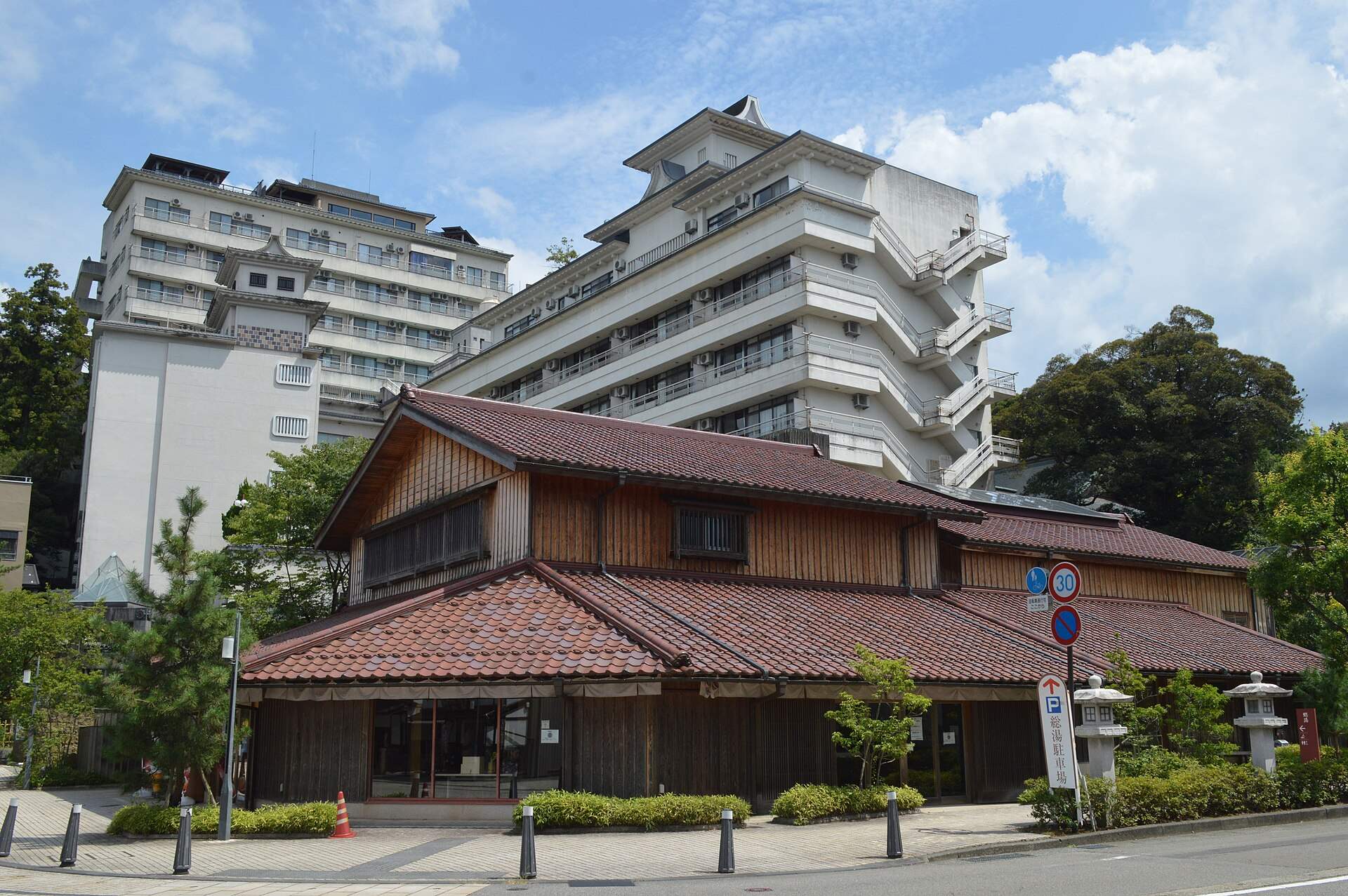 山代温泉の共同浴場「総湯」の木造の建物と周りの旅館
