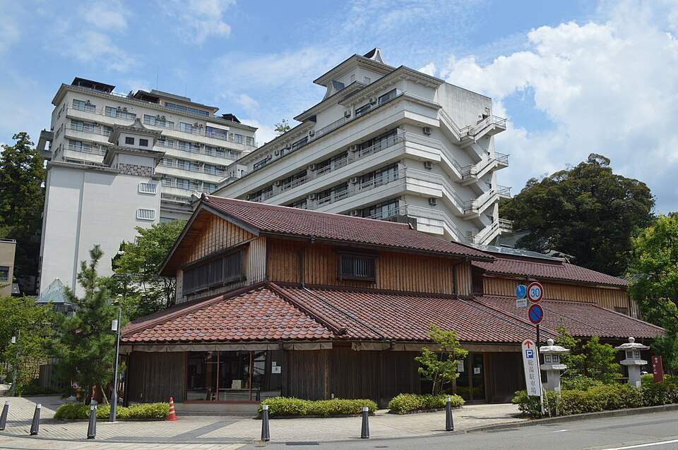 山代温泉の共同浴場「総湯」の木造の建物と周りの旅館