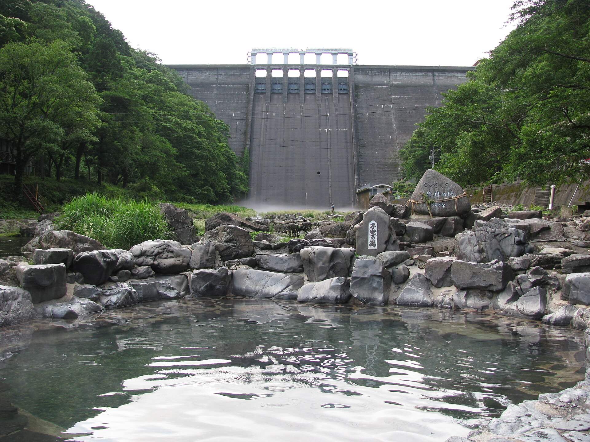 湯原温泉の河原の露天風呂と湯原ダム