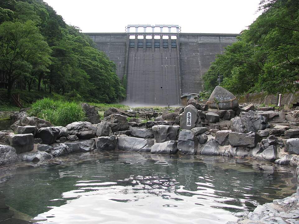 湯原温泉の河原の露天風呂と湯原ダム
