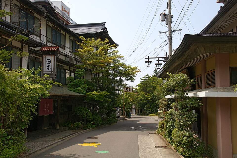 湯田中温泉の旅館が並ぶ通り